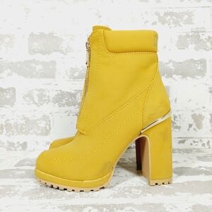 New DKNY Zip Logan Lug Sole Mustard Faux Material Ankle Boot O668